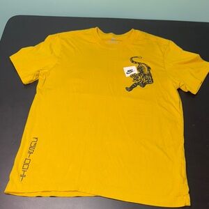 Nike Men's Yellow Tee with Tiger Graphic